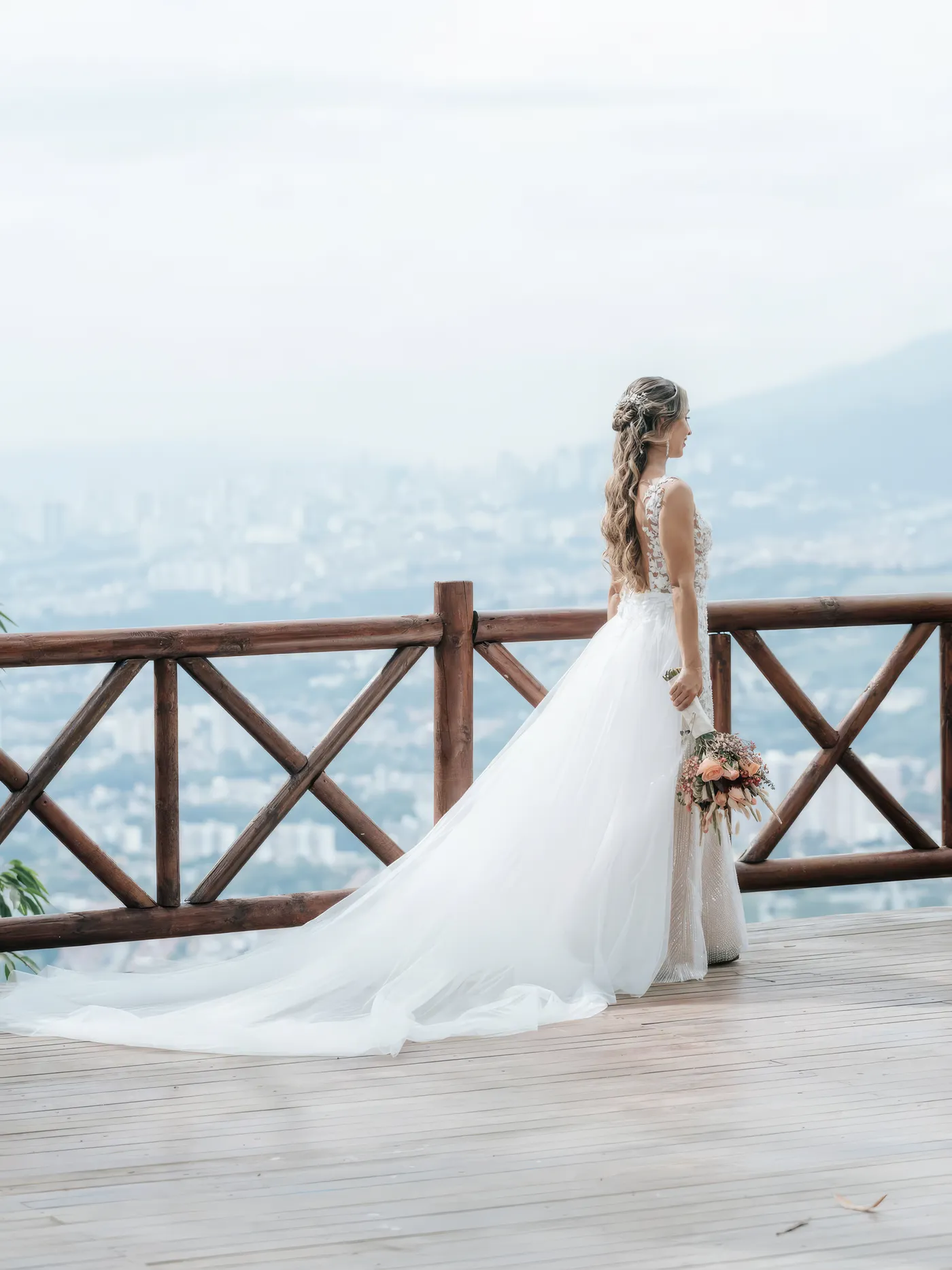 Novia luciendo un vestido de novia hecho a medida