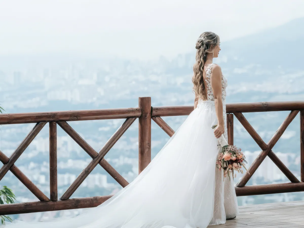 Novia luciendo un vestido de novia hecho a medida