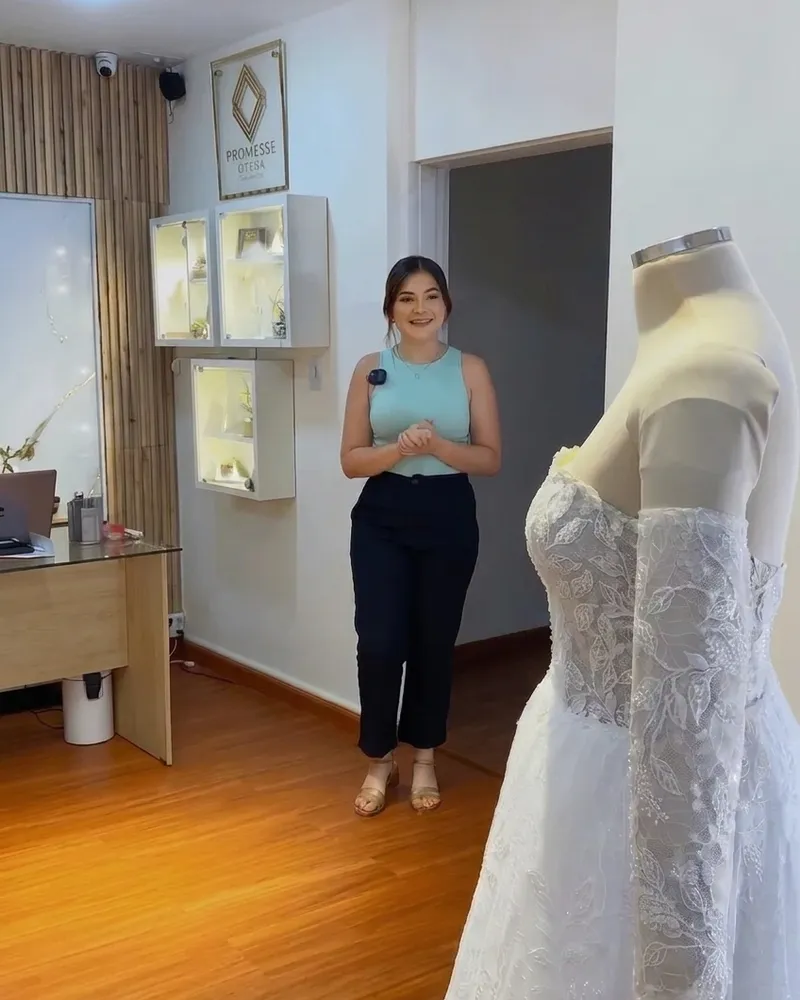 Novia probándose su vestido con acompañamiento personalizado