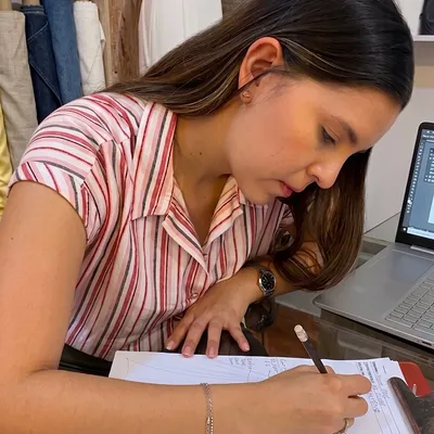 Diseñadora bocetando un vestido de novia