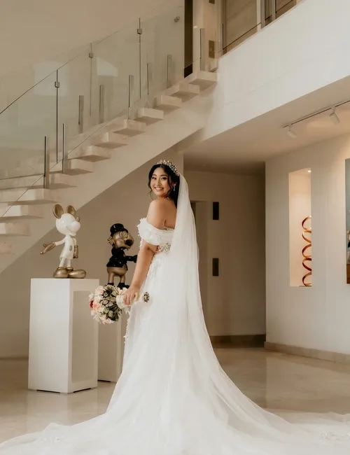 Novia luciendo su vestido de novia completo